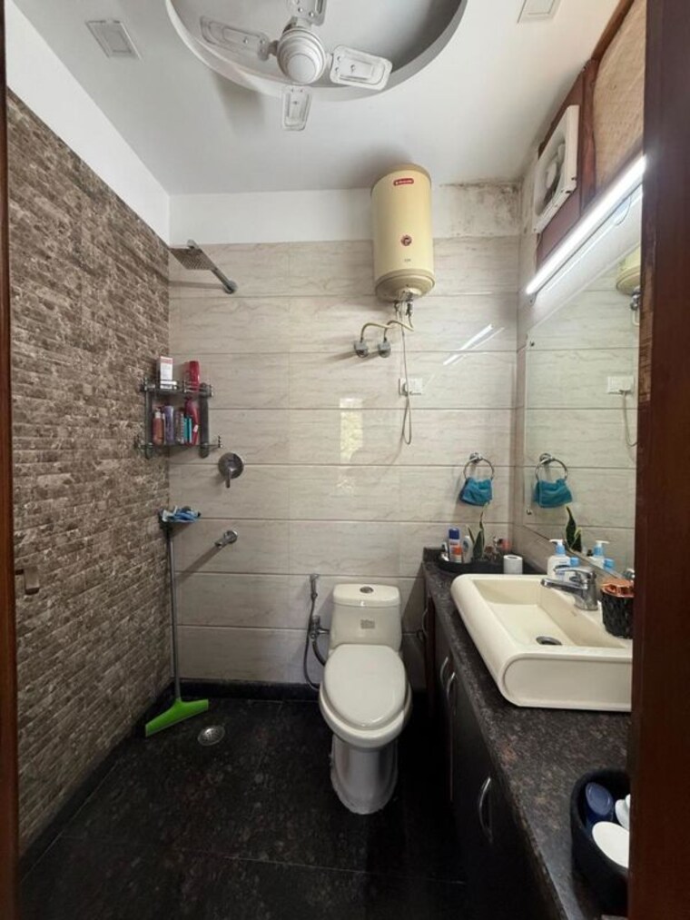Bathroom, chittaranjan park 3 Bedroom 1154 Sq.Ft. Builder Floor In Chittaranjan Park Delhi 10409398