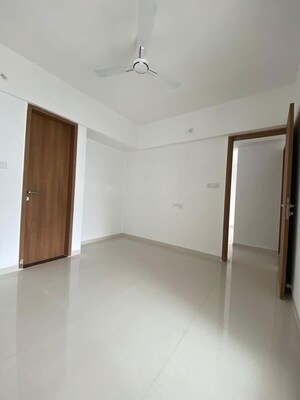Room in 2 BHK Apartment at Kamgar Putala Vasahat – for Rent