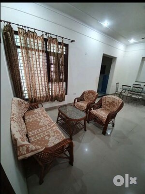 Living Room in 1.5 BHK Independent House at Gomti Nagar – for Rent