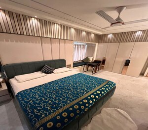 Bedroom in 5 BHK Apartment at Sion East – for Rent