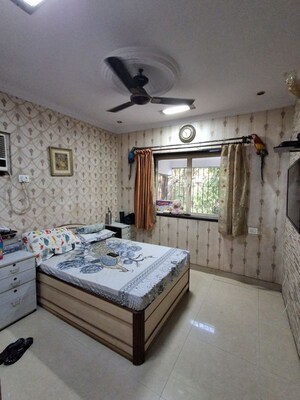 Bedroom in 2 BHK Apartment at Andheri West – for Rent
