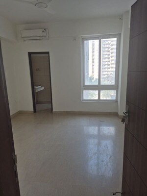 Room in 4 BHK Apartment at Puri Diplomatic Greens Phase I, Sector 111 – for Rent
