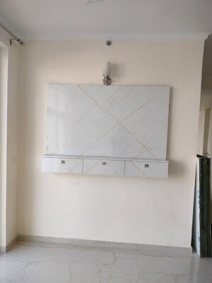 Room in 3 BHK Apartment at Omaxe The Palace, Gomti Nagar – for Rent