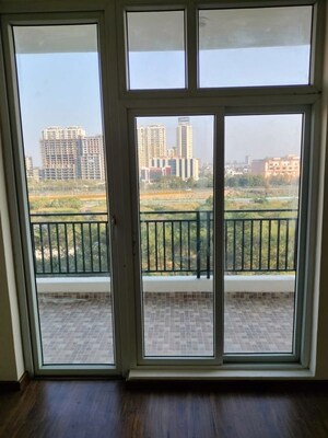 Room in 3 BHK Apartment at Omaxe The Palace, Gomti Nagar – for Rent