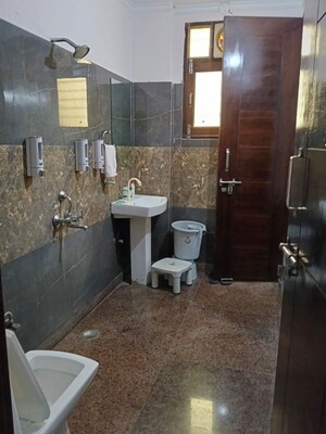 Bathroom in 1 BHK Builder Floor at Sector 23 – for Rent