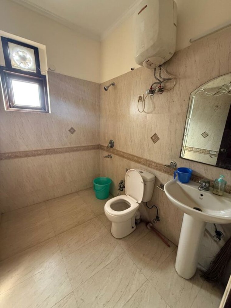 Bathroom, sector 20 3 Bedroom 250 Sq.Mt. Builder Floor In Sector 20 Noida 10409941