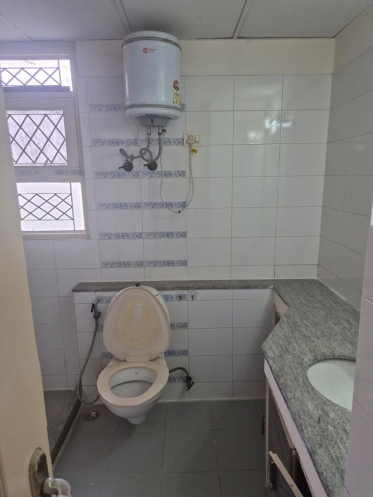 Bathroom, bestech-park-view-residency 3 Bedroom 1800 Sq.Ft. Apartment In Sector 3 Gurgaon 10409976
