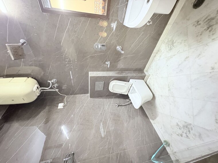 Bathroom, khirki extension 3 Bedroom 120 Sq.Yd. Builder Floor In Khirki Extension Delhi 10409965