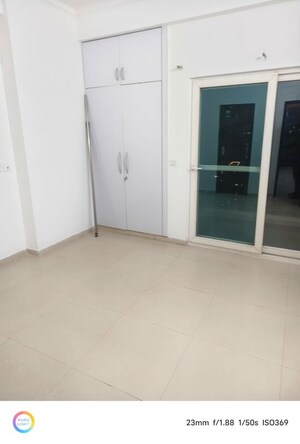 Room in 2.5 BHK Apartment at Aims Golf City, Sector 75 – for Rent