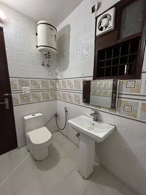 Team Area in 1 BHK Builder Floor at Chattarpur – for Rent