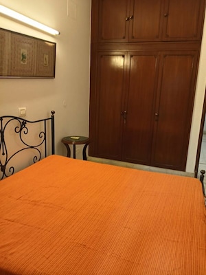 Room in 3 BHK Builder Floor at Sector 33 – for Rent