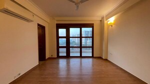 Room in 5 BHK Apartment at Parsvnath Exotica, Sector 53 – for Rent