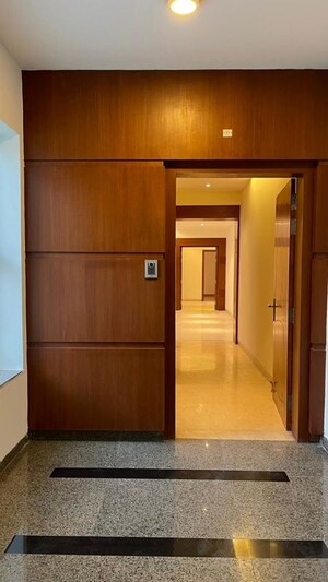 Room in 5 BHK Apartment at Parsvnath Exotica, Sector 53 – for Rent