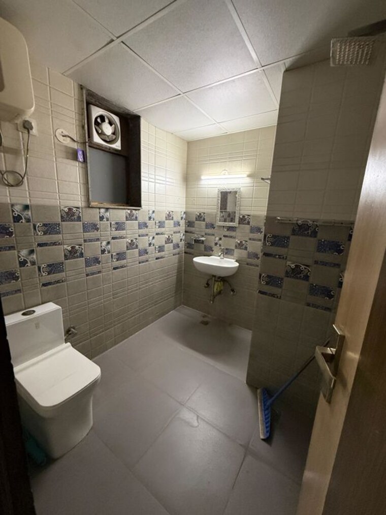 Bathroom, sector 52 2 Bedroom 1800 Sq.Ft. Builder Floor In Sector 52 Gurgaon 10384253