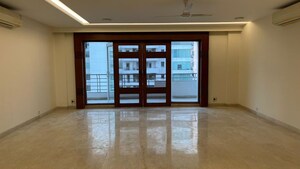 Room in 5 BHK Apartment at Parsvnath Exotica, Sector 53 – for Rent