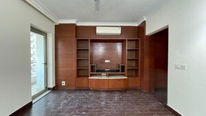 Room in 5 BHK Apartment at Parsvnath Exotica, Sector 53 – for Rent