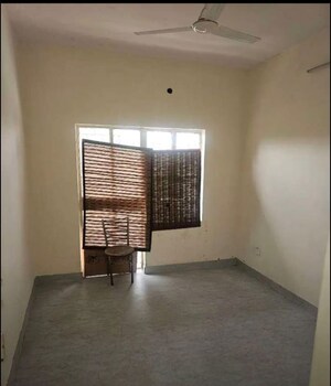 Room in 3 BHK Builder Floor at Pitampura – for Rent