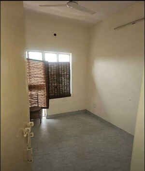 Room in 3 BHK Builder Floor at Pitampura – for Rent