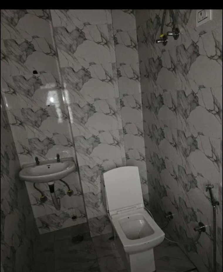 Bathroom, pitampura 3 Bedroom 2000 Sq.Ft. Builder Floor In Pitampura Delhi 10410216