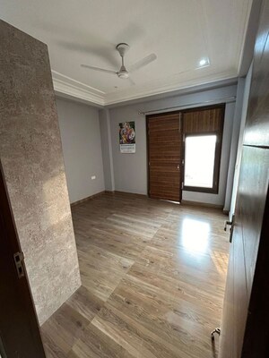 Room in 3 BHK Builder Floor at Sector 46 – for Rent