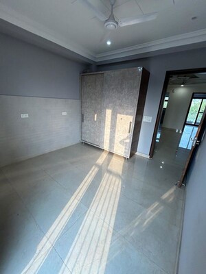 Room in 3 BHK Builder Floor at Sector 46 – for Rent