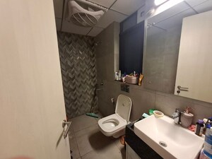 Bathroom in 2.5 BHK Builder Floor at Smart World Orchard, Sector 61 – for Rent