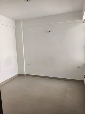 Room in 2.5 BHK Builder Floor at Smart World Orchard, Sector 61 – for Rent