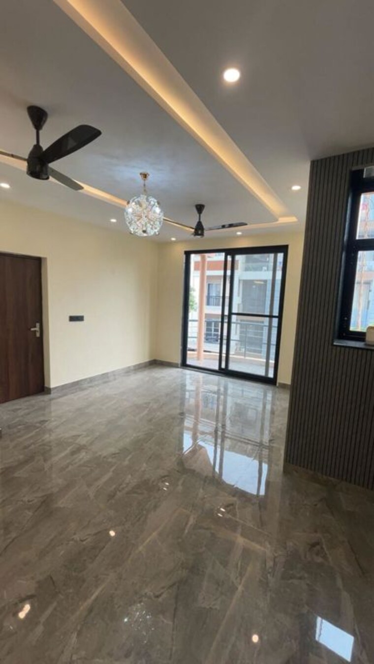 Room, sector 14 3 Bedroom 2000 Sq.Ft. Builder Floor In Sector 14 Gurgaon 10410398