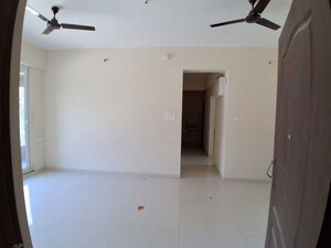 Room in 2 BHK Apartment at Veena Smart Homes, Kandivali West – for Rent