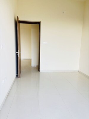 Room in 2 BHK Apartment at Prestige Siesta, Mulund West – for Rent