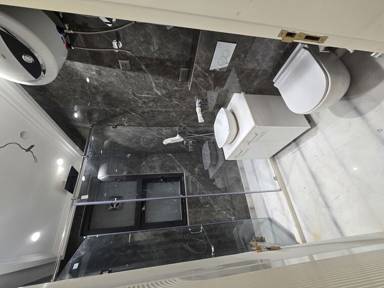 Bathroom, sainik vihar 4 Bedroom 2700 Sq.Ft. Builder Floor In Sainik Vihar Delhi 10410501