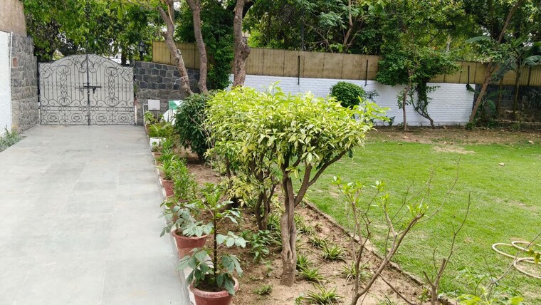 Garden, vasant vihar 5 Bedroom 9000 Sq.Ft. Villa In Vasant Vihar Delhi 10410560