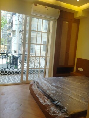 Room in 1 BHK Apartment at Dlf Phase V – for Rent