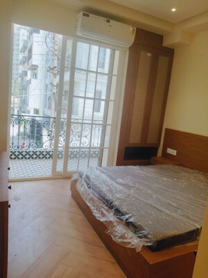 Room in 1 BHK Apartment at Dlf Phase V – for Rent