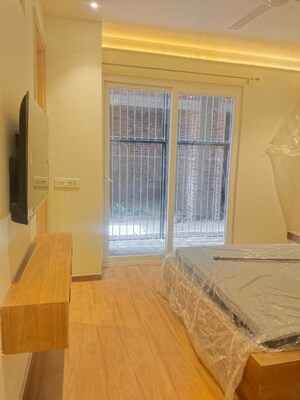 Room in 1 BHK Apartment at Dlf Phase V – for Rent