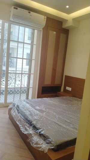 Room in 1 BHK Apartment at Dlf Phase V – for Rent
