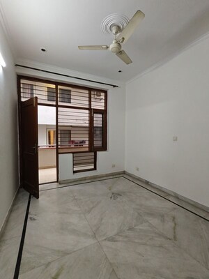 Room in 2.5 BHK Builder Floor at Sushant Lok I – for Rent