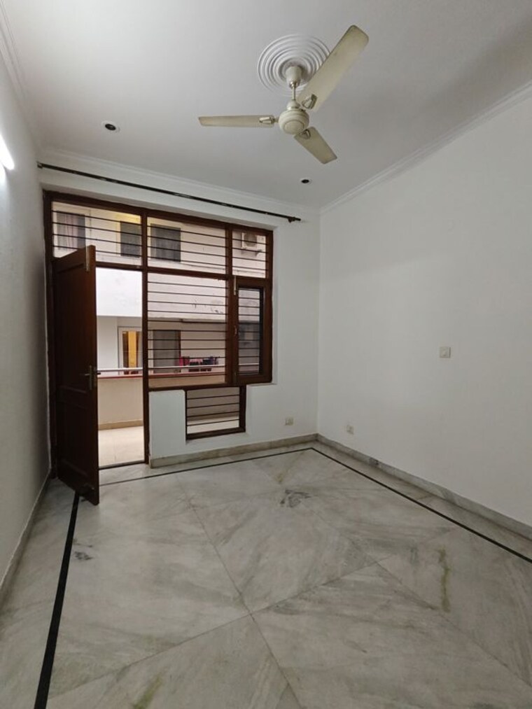 Room, sushant lok i 2.5 Bedroom 215 Sq.Yd. Builder Floor In Sushant Lok I Gurgaon 10410565