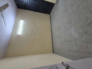 Furnished Amenities in 2.5 BHK Apartment at Mayur Vihar – for Rent