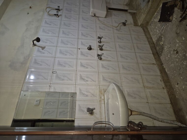 Bathroom, mayur vihar 2.5 Bedroom 700 Sq.Ft. Builder Floor In Mayur Vihar Delhi 10410626