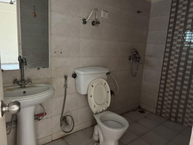 Bathroom, gaur-city-2-11th-avenue 3 Bedroom 1385 Sq.Ft. Apartment In Sector 16c Greater Noida Greater Noida 10410672