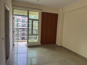 Room in 3 BHK Apartment at Gaur City 2 - 11th Avenue, Sector 16c Greater Noida – for Rent