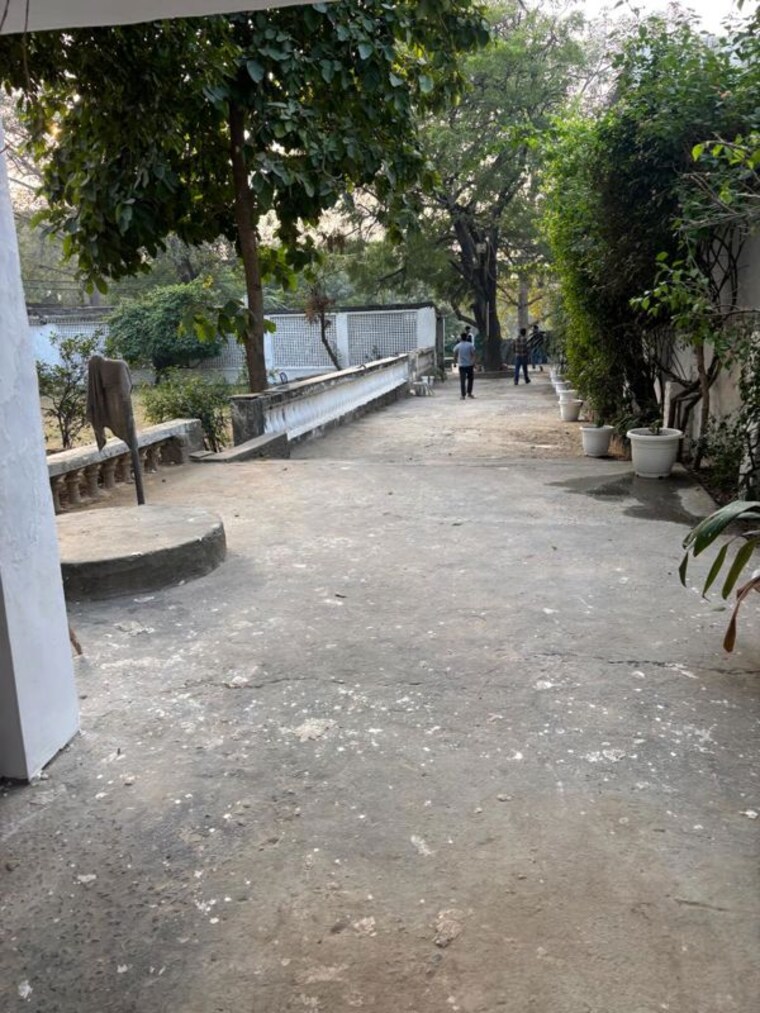  Parking, sainik farm 6 Bedroom 19800 Sq.Yd. Villa In Sainik Farm Delhi 10410698