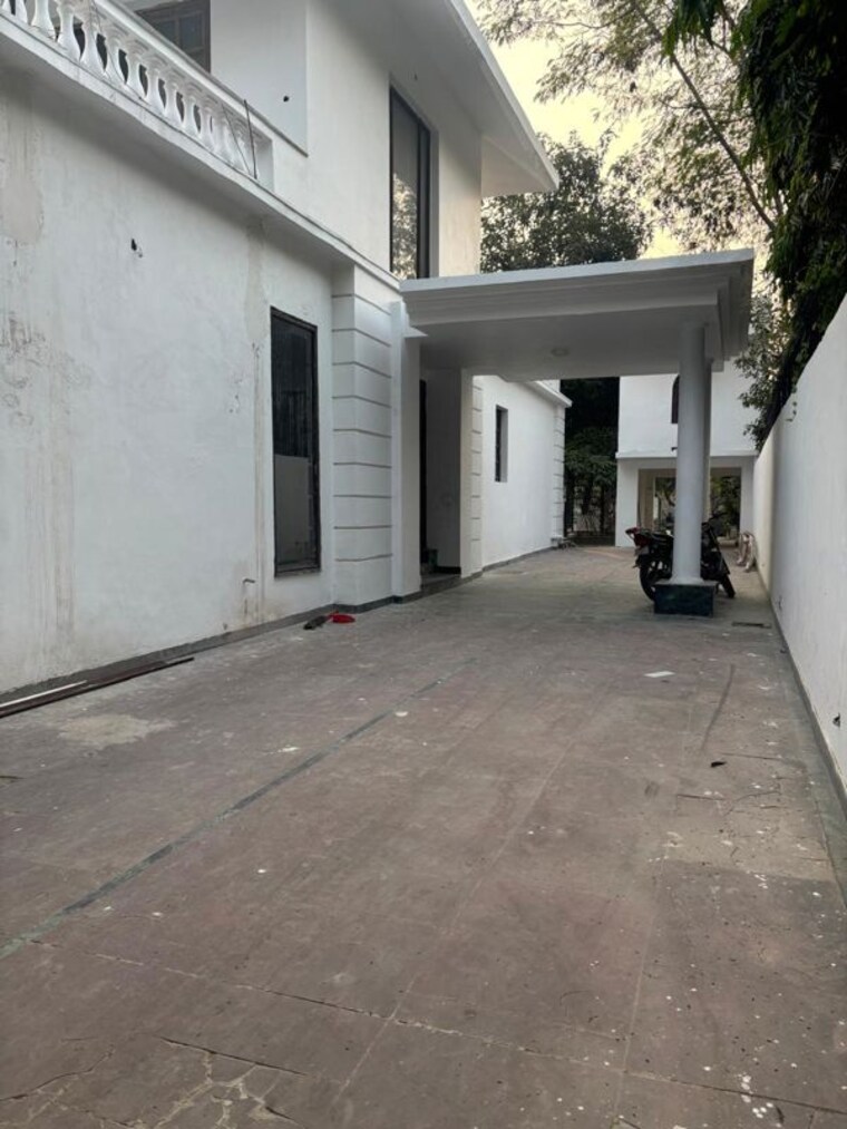  Parking, sainik farm 6 Bedroom 19800 Sq.Yd. Villa In Sainik Farm Delhi 10410698