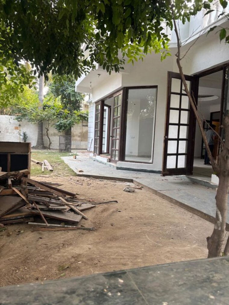 Parking, sainik farm 6 Bedroom 19800 Sq.Yd. Villa In Sainik Farm Delhi 10410698