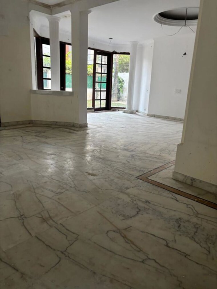Room, sainik farm 6 Bedroom 19800 Sq.Yd. Villa In Sainik Farm Delhi 10410698