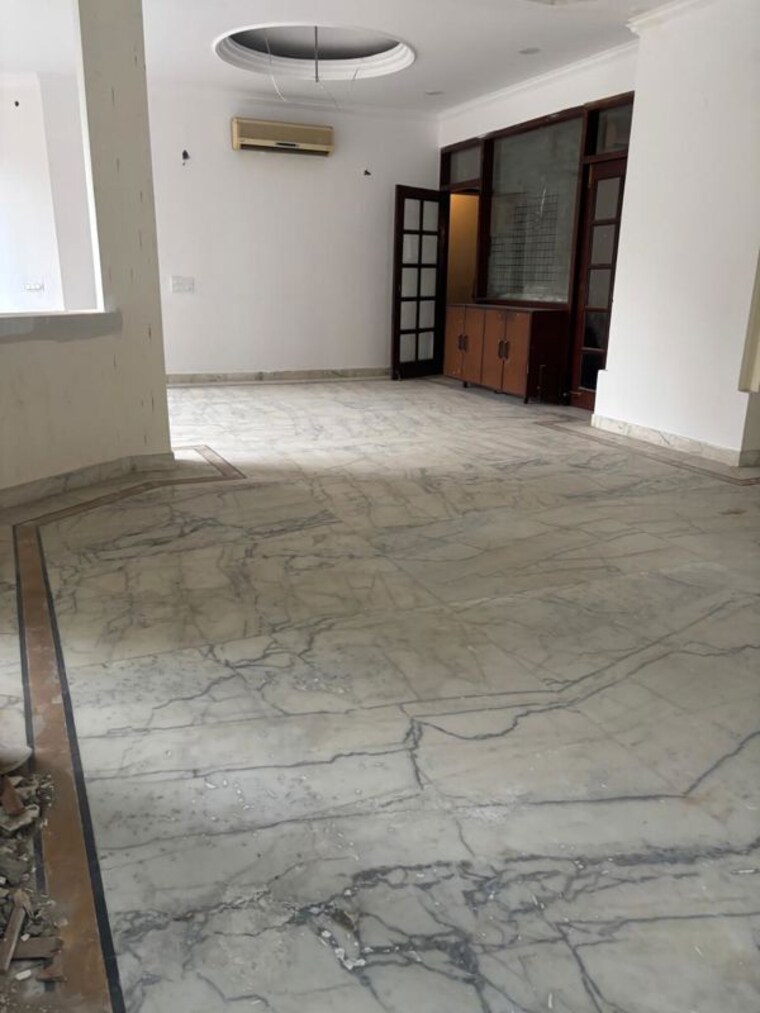 Room, sainik farm 6 Bedroom 19800 Sq.Yd. Villa In Sainik Farm Delhi 10410698