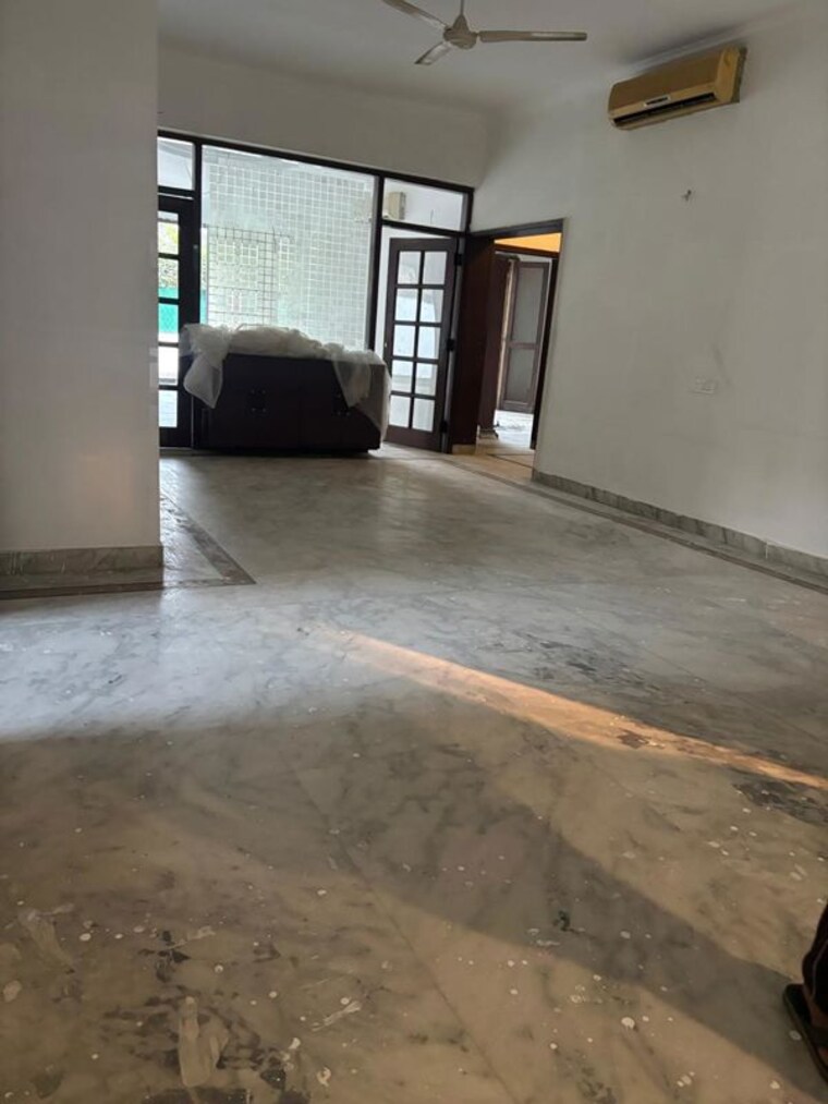 Room, sainik farm 6 Bedroom 19800 Sq.Yd. Villa In Sainik Farm Delhi 10410698
