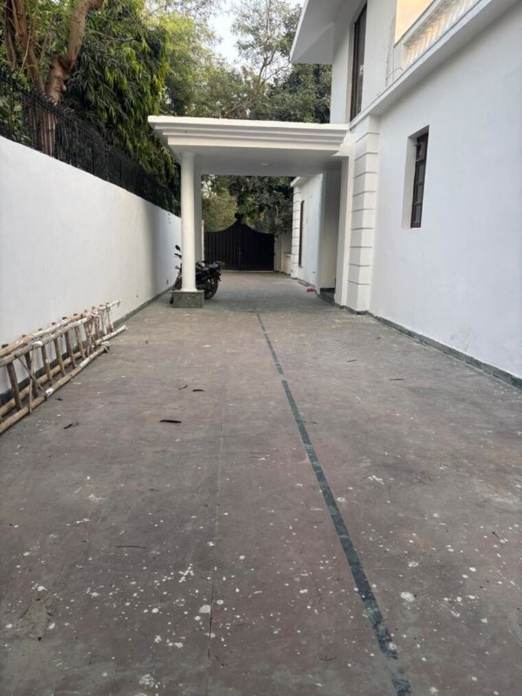 Balcony, sainik farm 6 Bedroom 19800 Sq.Yd. Villa In Sainik Farm Delhi 10410698