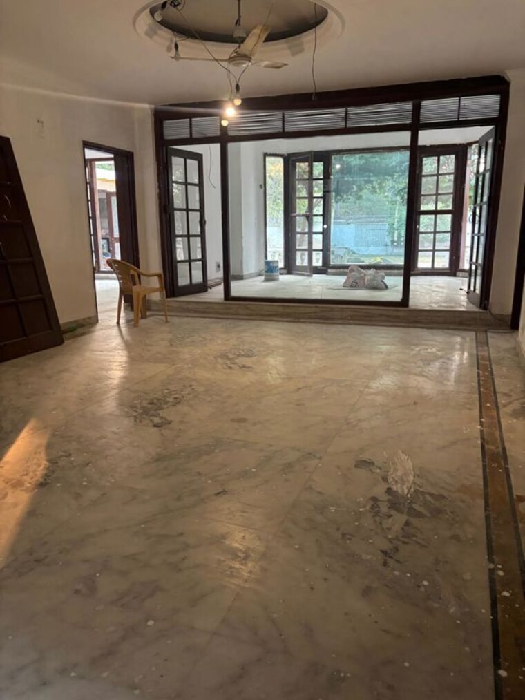 Room, sainik farm 6 Bedroom 19800 Sq.Yd. Villa In Sainik Farm Delhi 10410698